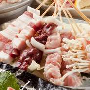 『丸腸ごぼう』『丸腸』『ダルム』など、串ものの種類がとにかく豊富！　焼き鳥の街・久留米ならではの品揃えです。全て手作りで、肉だけでなく、魚や野菜の串もあり、一本から注文できるのが嬉しい。