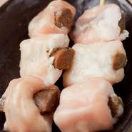 一度甘だれで煮たごぼうを丁寧に下処理した丸腸の中に詰め、1つ1つ串で刺した『丸腸ごぼう』。各種イベントなどにも出店しており、ファンが多いメニューのひとつです。