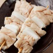 久留米の焼き鳥屋に欠かせないのが『ダルム』（ドイツ語で「腸」の意味）。ジュワッと旨みが広がります。