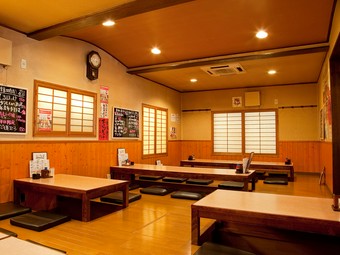 気のおけない仲間と『もつ鍋』を囲み、「串焼き」を味わう