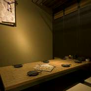 落ち着ける個室は、デートや接待に最適！　和モダンな店内は居心地がよく、きっと会話が弾むはずです。掘りごたつで足が伸ばせるのも嬉しいポイント。くつろぎのひとときを過ごせます。