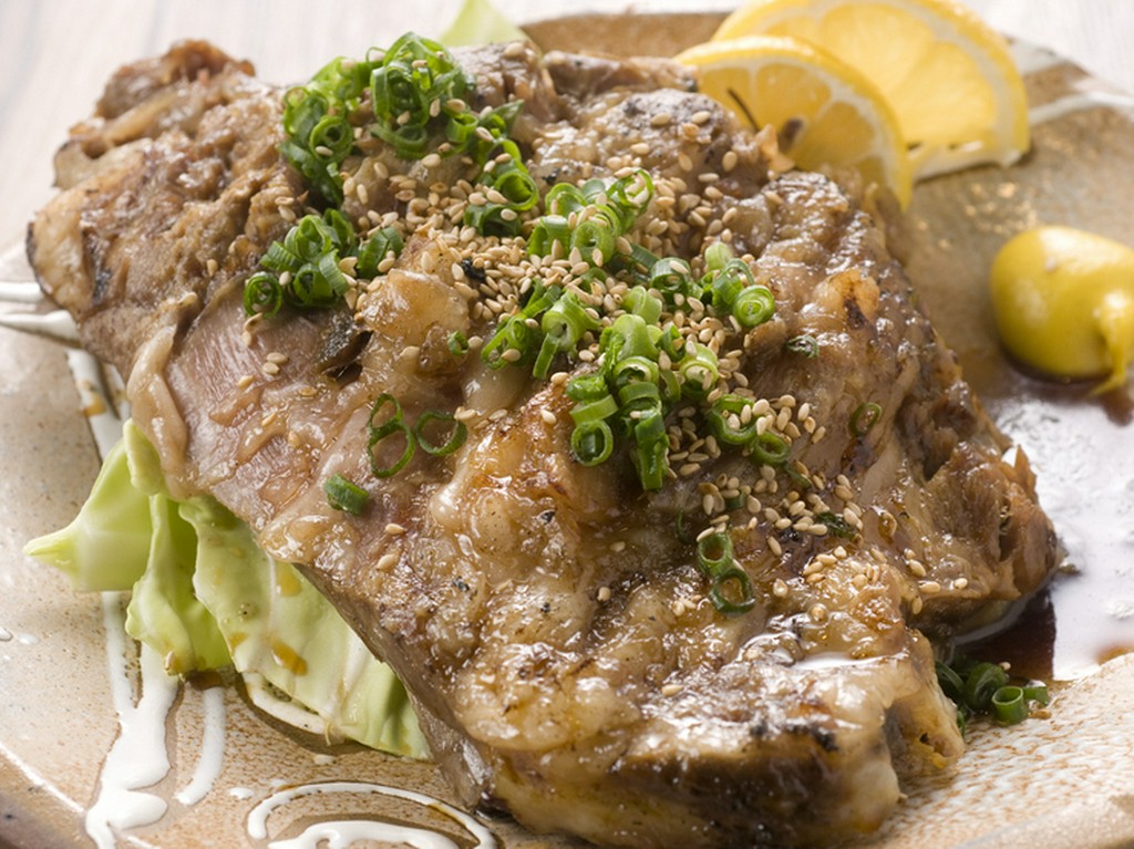 継ぎ足しの秘伝のタレで焼き上げた『名物！　そーきの網焼き』