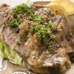 継ぎ足しの秘伝のタレで焼き上げた『名物！　そーきの網焼き』