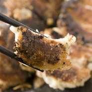 タネにしっかり味がついているので、まずはそのままで。パリパリの皮の中からあふれる肉汁がたまりません。