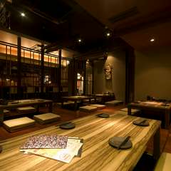 落ち着いてゆったり過ごせる和風モダンな店内