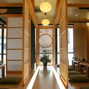 建具や調度品に、和の建築の気持ちよさを実感する二階の廊下。浅草散策のあとの休憩を兼ねた昼食、また美味しいお酒を楽しみながらリラックスして過ごす晩が、素敵な記憶として残ります。