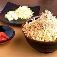 まさに黄金の組合わせ！　チーズの焼けたところが最高に旨い！　お子様・女性にも人気です。