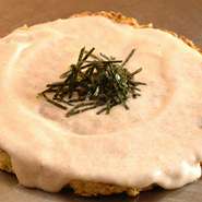 とろりととろける餅とチーズ上には
焦がし明太子ソース黄金の組み合わせは絶品