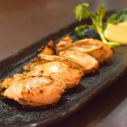 広島県の牡蠣を高火力の鉄板で一気に焼き上げます。