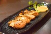 広島県の牡蠣を高火力の鉄板で一気に焼き上げます。