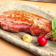 分厚く切ったベーコンをステーキに。贅沢な一品