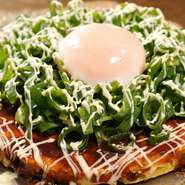 カリッと焼いた豚玉の上に岡山産の
桃太郎ネギと、とろっとろの温玉をのせました