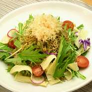 カリカリに焼いたじゃこと「栃木家」の生湯葉の食感が
楽しいサラダ。青じそドレッシングでどうぞ