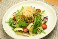 カリカリに焼いたじゃこと「栃木家」の生湯葉の食感が
楽しいサラダ。青じそドレッシングでどうぞ
