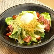 ごろごろベーコンと温玉のシーザーサラダ