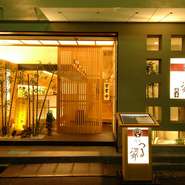 大切な方をご案内するのにふさわしい店構え。平日ひと組限定の会席コースをプレゼントすれば感激されます。