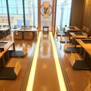 お好み焼きやもんじゃ焼きは、料理人に焼いてもらうこともできます。ゆっくり楽しみたい方は自分たちでも。