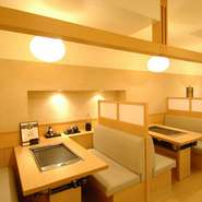 椅子の方が楽という方には嬉しいテーブル席。座り心地の良い椅子で、足の疲れも取れます。