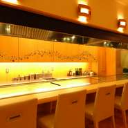 和食の経験を最大限活かし、できる限りのメニューとサービスを提供するお店。平日ひと組限定の『会席コース』はお客様のご要望に応じて献立を決めます。シチュエーションにあった空間も用意されます。