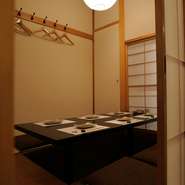 和風の落ち着きある空間は、どのような年代の方でも違和感なく溶け込めます。会社間の接待や個人的な結納まで、様々な場面で使え、とても便利。美味しい料理をいただきながらの歓談は、和やかに進んでいきそうです。