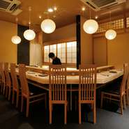 カウンターには、ヒノキの一枚板を使用。しっかりとした厚みは、風格に満ち貫禄すら感じられます。炭火を使いながらもカウンターに立つ料理人とお客さまの間には仕切りがなく、自然に会話できる工夫がされています。