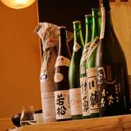 鶏肉に合うかどうか、ひとつひとつ吟味しながら仕入れた地酒。蔵元とは、顔が見える付き合いを大切にし、店に来てもらうこともあるとか。お互いの顔を見ながら、信頼できる相手との繋がりを大切にしているそうです。