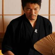 “料理の美味しさは調味料にも左右される”との思いから、みりんは甘いお酒としても美味しく飲める「三河みりん」。醤油は、愛媛から取寄せています。高級感漂う店構えの中、若き料理人が日々腕を振るいます。