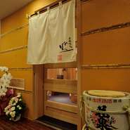 和の趣を大切にしながらも、飾り気のない出入口。周囲に自然と馴染んでいるその姿に品格が見え隠れ。