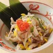 鶏皮の独特な食感に、どんどん箸が進みます。料理の味を引きしめるのは、ピリッと舌刺すもみじおろし。