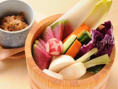 瑞々しい野菜を、たっぷりの肉味噌と共に