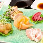 朝挽きの鶏肉は、お客さまに提供する頃、ちょうど良い具合に熟成され旨味たっぷりの『鶏刺し』となります。部位に合わせて切り方も変え、食べやすくしてお手元に。ついついお酒が欲しくなる逸品です。