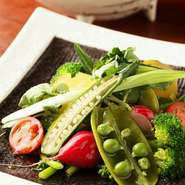 その時期に合った野菜をふんだんに使ったバーニャカウダ。野菜の持つ旨みをシンプルに味わえる一品です。