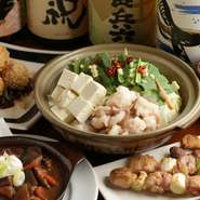 『煮こみ』や『もつ鍋』をはじめ、とにかく美味しくてお酒に合う料理がそろっています！　店長のイチオシ、三冷ホッピー（焼酎、グラス、ホッピーの三つをきっちり冷やす）と一緒にどうぞ。
