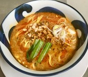 当店の麺部門人気Ｎｏ１！コク旨スープとこれでもかっと押し寄せる胡麻の香りで麺がグイグイすすむ！