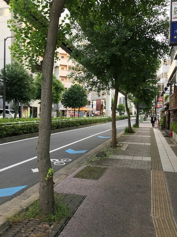 モノレールの線路下にお店はあります。