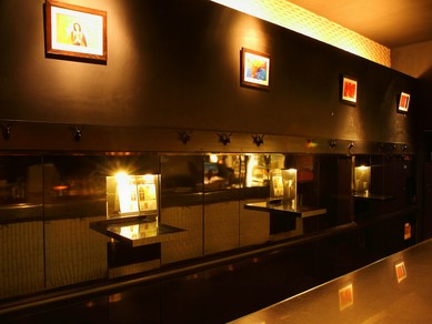 スタイリッシュな店内には、幅広い年齢層の方が集まります