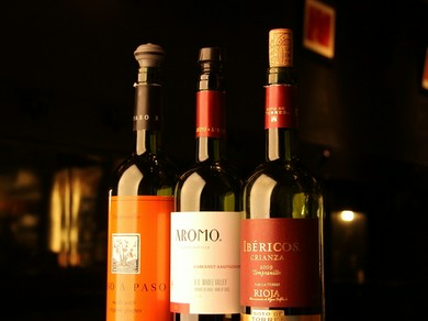 充実のワイン類は、1杯500円から提供しています