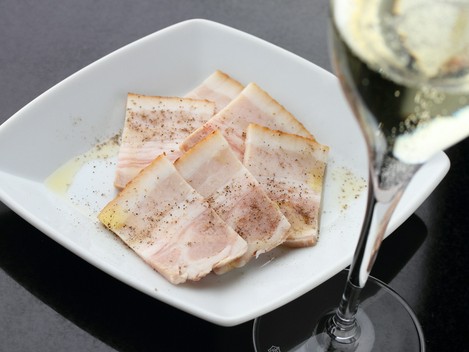 常連から好評の『自家製ベーコン』は食べ放題