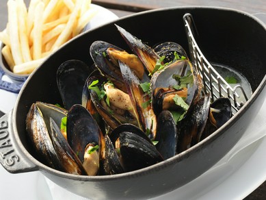 ムール貝の白ワイン蒸し 黒胡椒風味(仏産フライドポテト付)