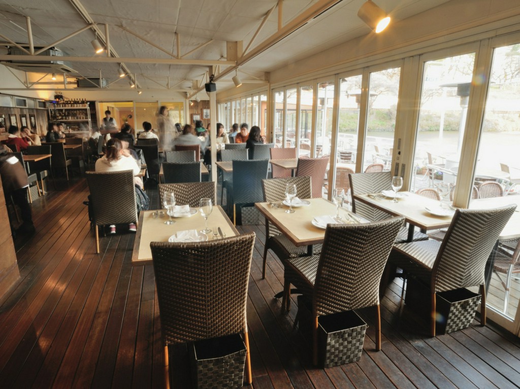 リゾート気分が味わえる、都会のオアシス的なカフェレストラン