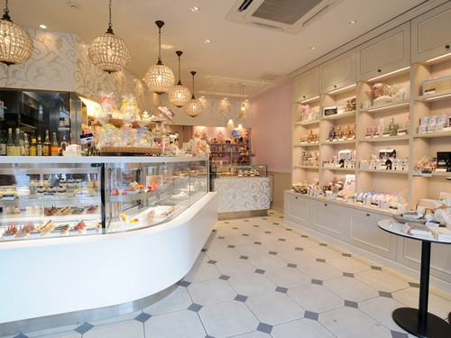 併設のスイーツブティック。スイーツは2階のカフェで楽しめます