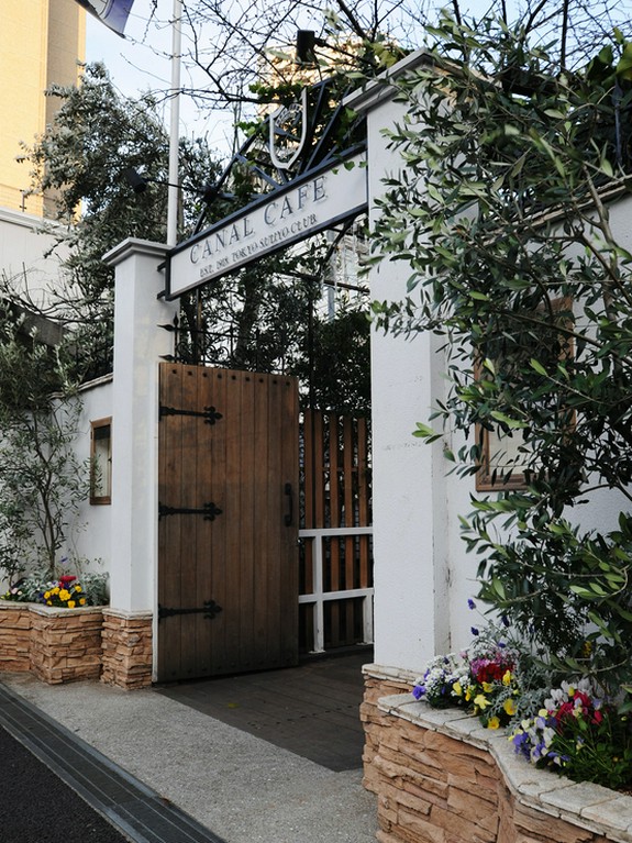 千鳥ヶ淵のシンボル的なお店です