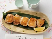 「富士高原どり」を使用し、焼き加減にこだわり 
あえて串刺しにせず焼き上げます