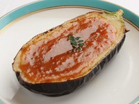 みずみずしい米茄子をからっと揚げ、当店で熟成の甘味噌を乗せて田楽風に仕上げました。