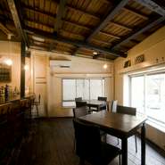 木造民家の二階を改装した木のぬくもりが感じられる店内。ゆとりを持ったレイアウトでゆっくりくつろげる居心地のよい空間で、女性おひとりでも気軽に入りやすい雰囲気です。