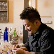 洋食を中心に、気軽につまめるタパスから定番メニューのハンバーグやパスタまでお楽しみいただけます。ワインやカクテルなどドリンクの種類も豊富で、お料理との相性もバツグンです。