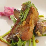 大ぶりの骨付き肉を和風ダレに漬け込んでじっくりローストしました。
柚子胡椒でお召し上がりください。
