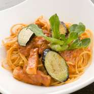 しっかりしたトマトソース、味を引き出したベーコン、とろけるモッツァレラチーズのバランスが絶妙です。