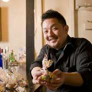 洋食を中心に、オープン以来の定番である『Queのやわらかハンバーグ』やスパゲティ、オーブン料理などしっかり系のメニューから、タパスなどお酒と一緒に気軽につまめるメニューもご用意しております。ワインなどドリンクの種類も豊富で、お客様お好みのカクテルもお作りいたします。工夫を凝らした手作りスウィーツも人気のメニューです。お客様がいつでも気軽に来て楽しんでいただけるよう心がけております。