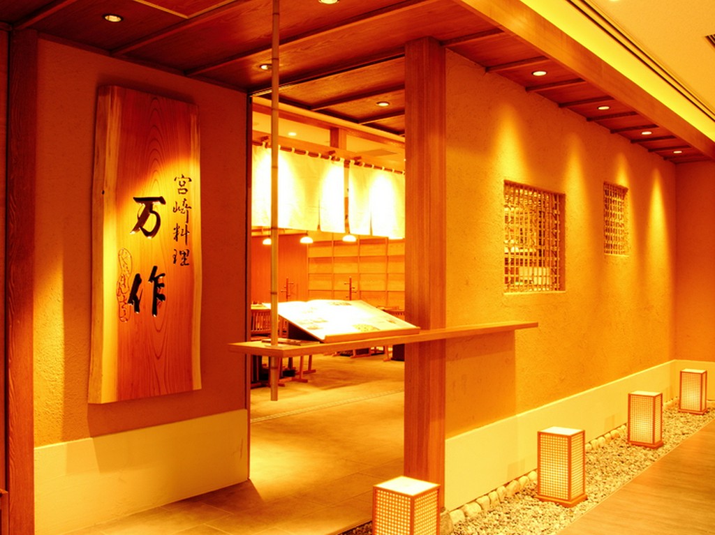 重厚な一枚板の看板は、宮崎本店と同じ書体で書かれています